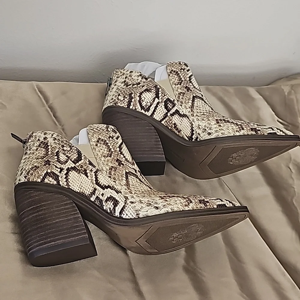 NEW Vince Camuto snake print leather ankle booties high  heel back zipper - Picture 11 of 12
